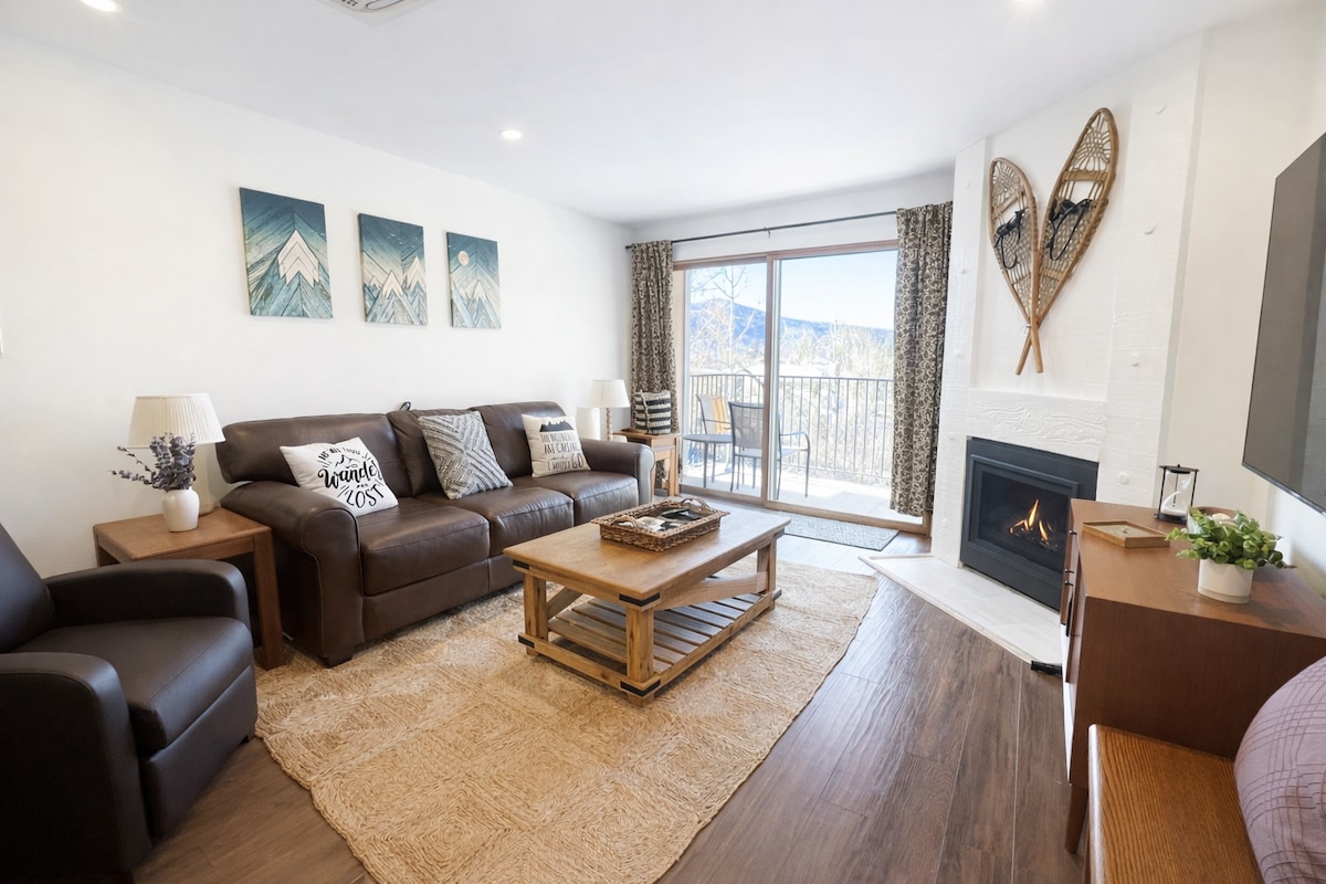 Dhomë ndenjjeje me divan krevat dhe televizor inteligjent 72"