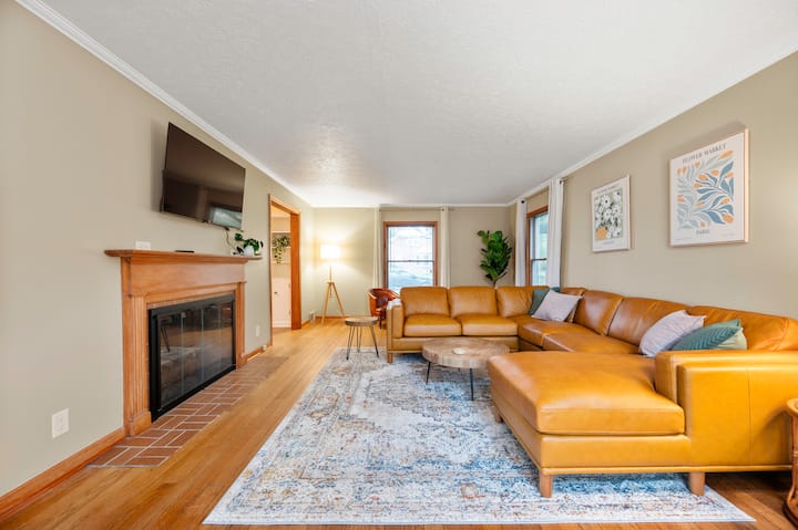 *The University House* King Beds+3 Full Baths*w/d* - Muncie, IN