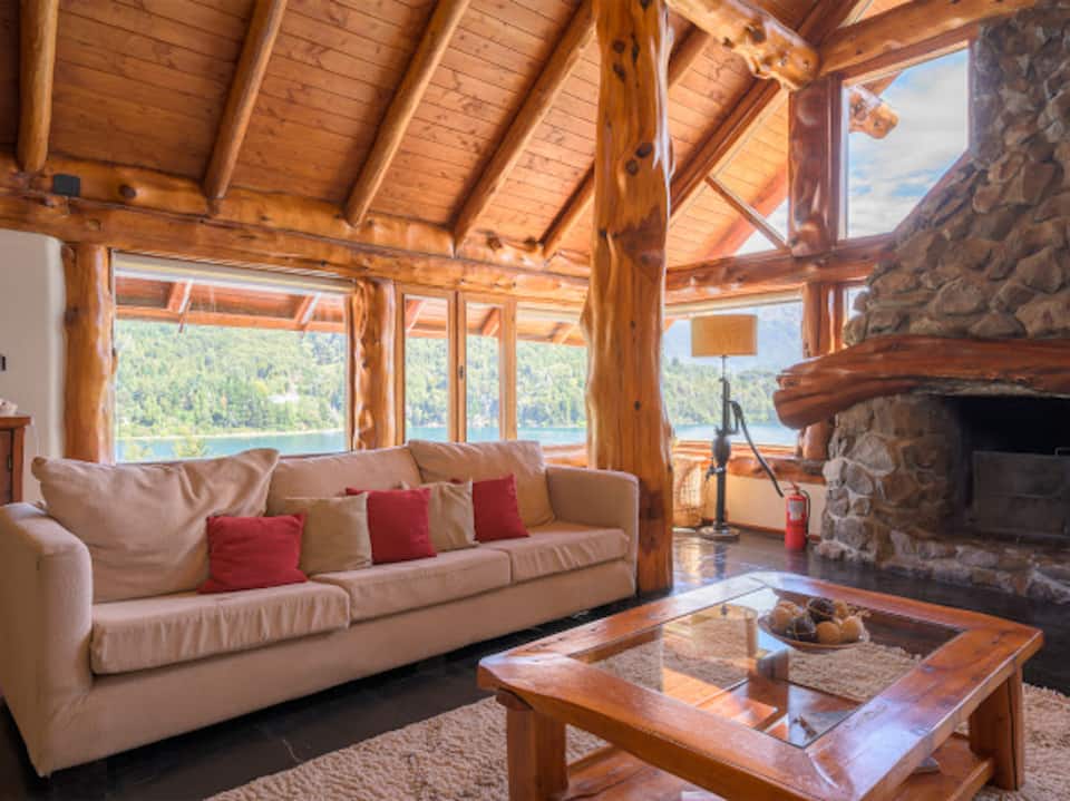 A log lodge on the shore of Lake Nahuel Huapi, San Carlos de Bariloche, Río Negro, Argentina, photo 9 of 10