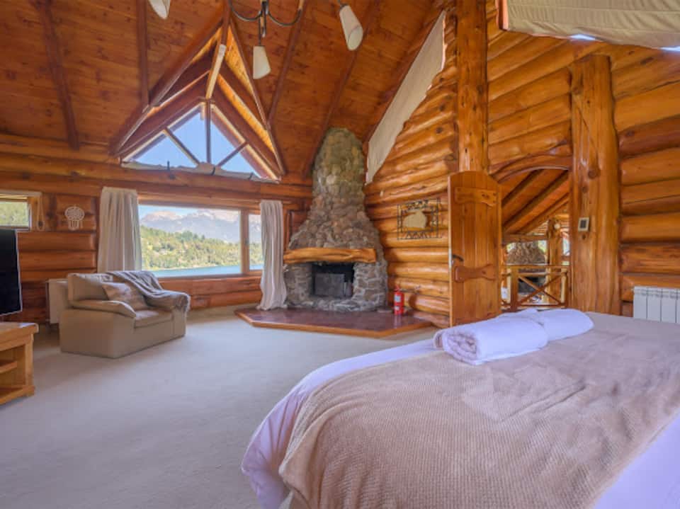 A log lodge on the shore of Lake Nahuel Huapi, San Carlos de Bariloche, Río Negro, Argentina, photo 7 of 10
