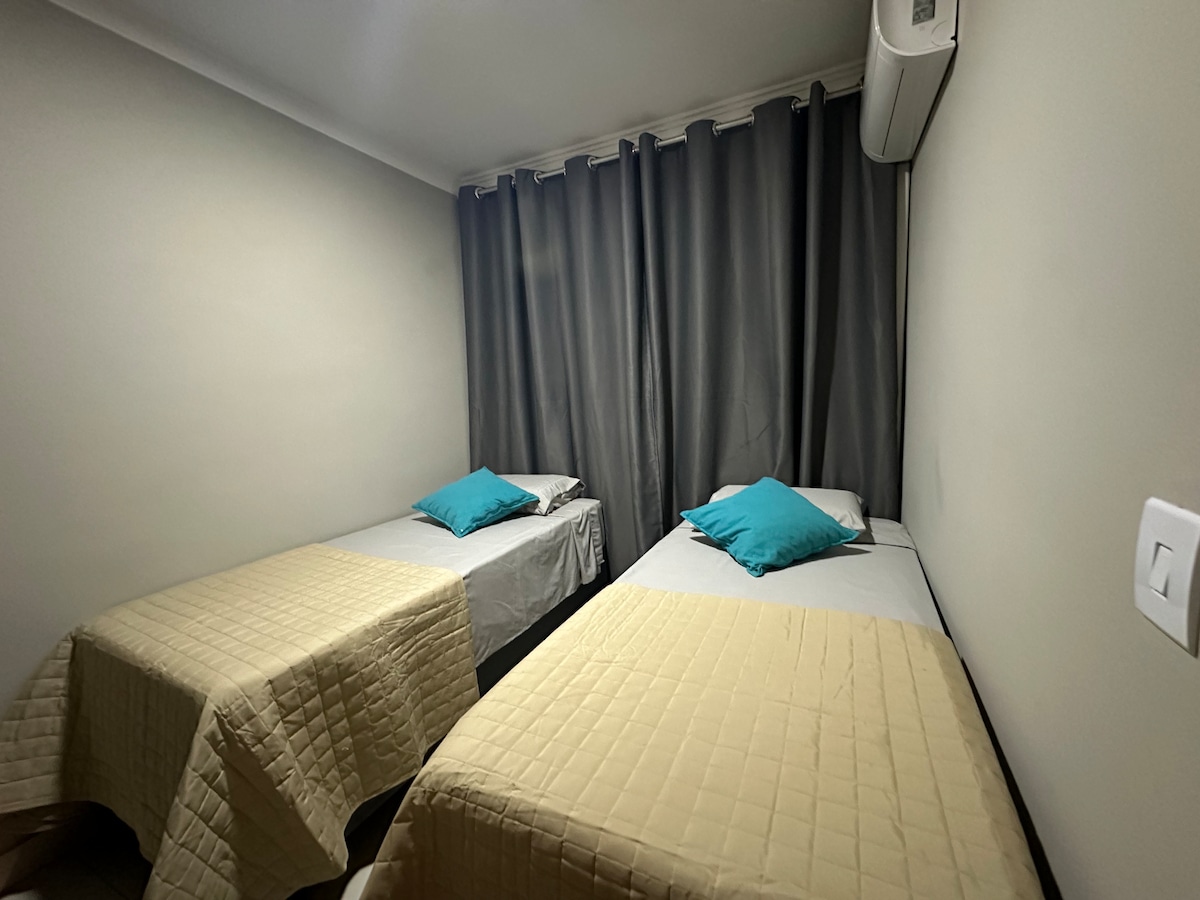 Dhomë gjumi me 2 krevate tek, perde errësuese, ajër të kondicionuar, zonë pune. Peshqirët, shtrojat, batanijet dhe jastëkët janë të përfshira.