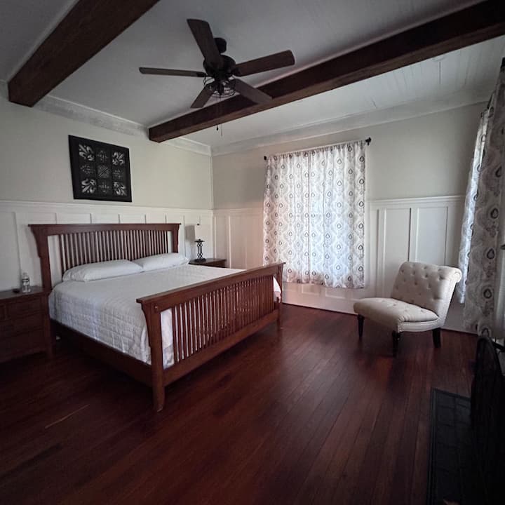 Პირველი სართული, დიდი ზომის საწოლი, გასეირნება კარადაში, ფლიგელი