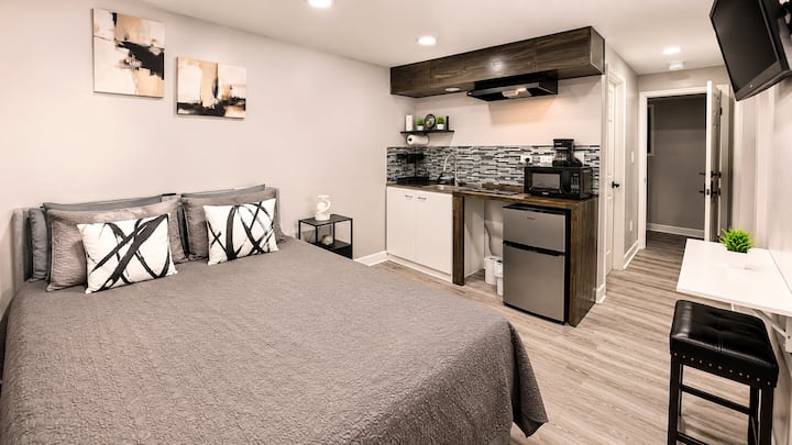 Gemütliches privates Studio mit separatem Eingang, Queensize-Bett, komplettem Badezimmer, ausgestatteter Küchenzeile, Smart-TV, WLAN, Arbeitsbereich und kostenlosen Parkplätzen. Komfortabel, ruhig und auf Privatsphäre ausgelegt – perfekt für Geschäftsreisende, Paare und längere Aufenthalte. ✨