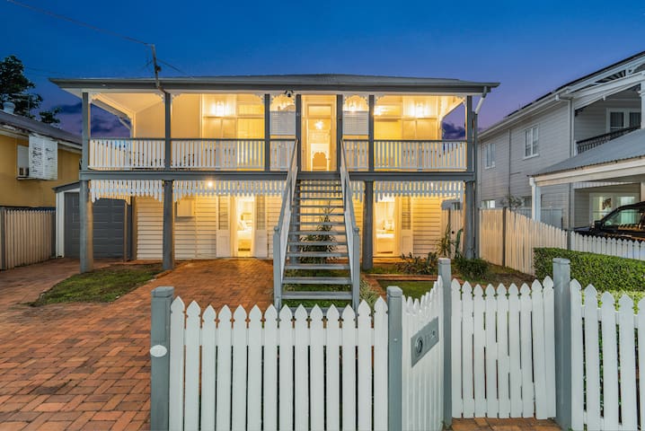 Spacious 5-bed Queenslander, 200m to CityCat gallery image 2