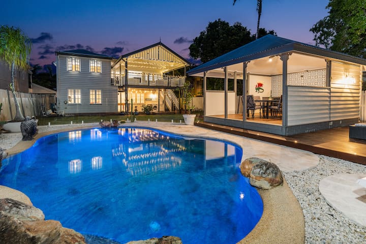 Spacious 5-bed Queenslander, 200m to CityCat