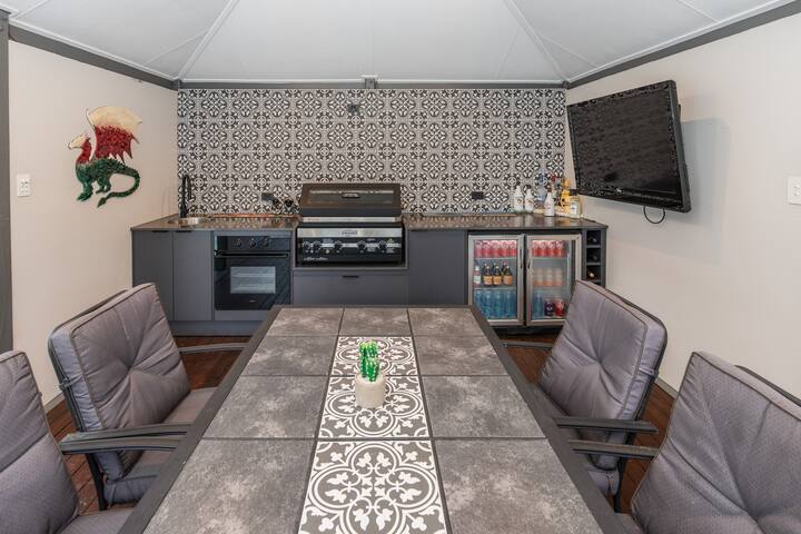 Spacious 5-bed Queenslander, 200m to CityCat gallery image 3