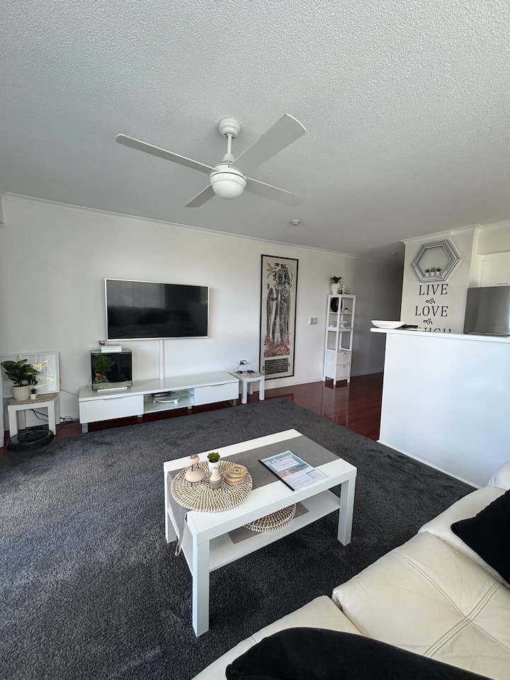 Ocean Views,  30 Steps To The Beautiful Sand! - Surfers Paradise
