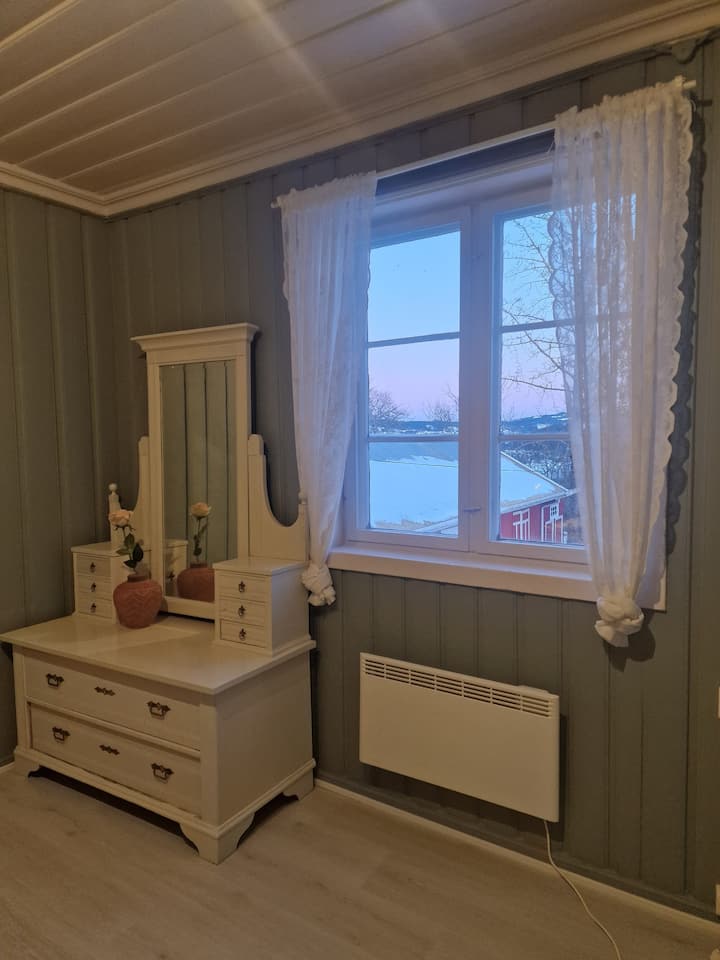 Z izby je dobrý výhľad do dvora. 