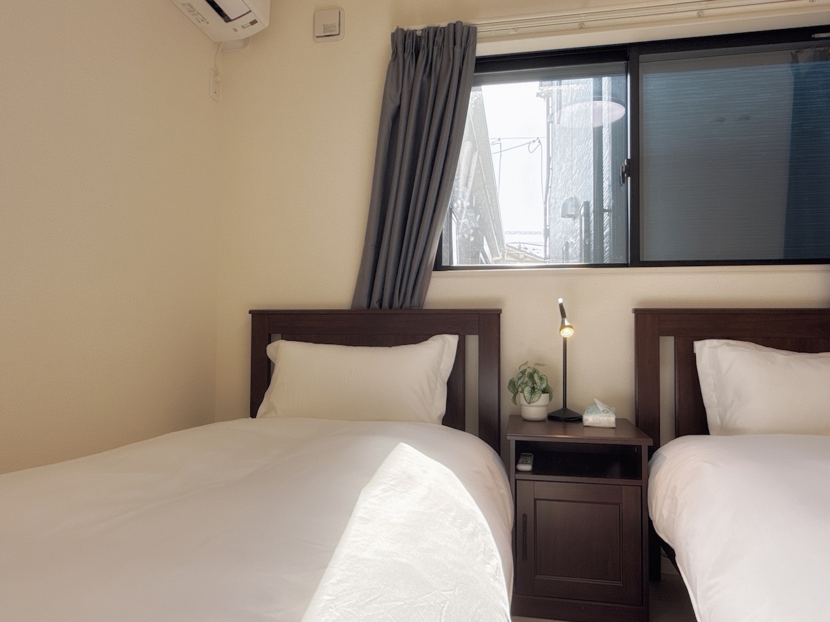 客室には1.1m x 2mのシングルベッド2台、5つ星ホテルの品質の寝具、エアコン、クローゼット、その他の必需品が備わっています。採光が良く、装飾も素敵です。ゲストの安心した睡眠を保証します。