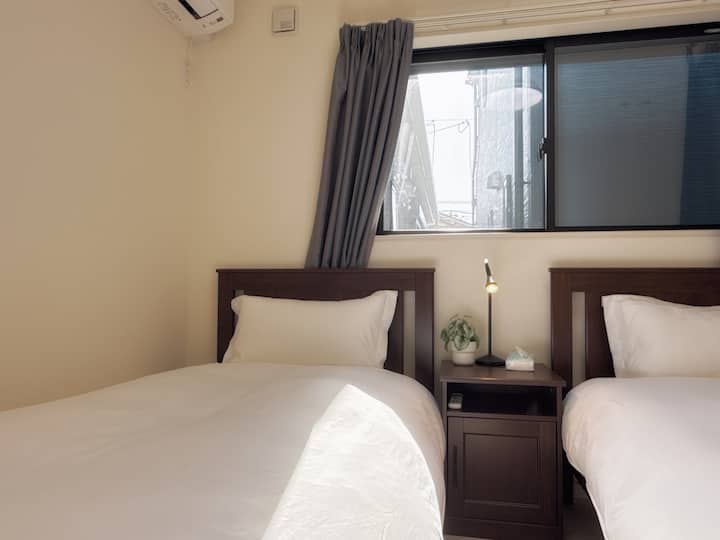 客室には1.1m x 2mのシングルベッド2台、5つ星ホテルの品質の寝具、エアコン、クローゼット、その他の必需品が備わっています。採光が良く、装飾も素敵です。ゲストの安心した睡眠を保証します。