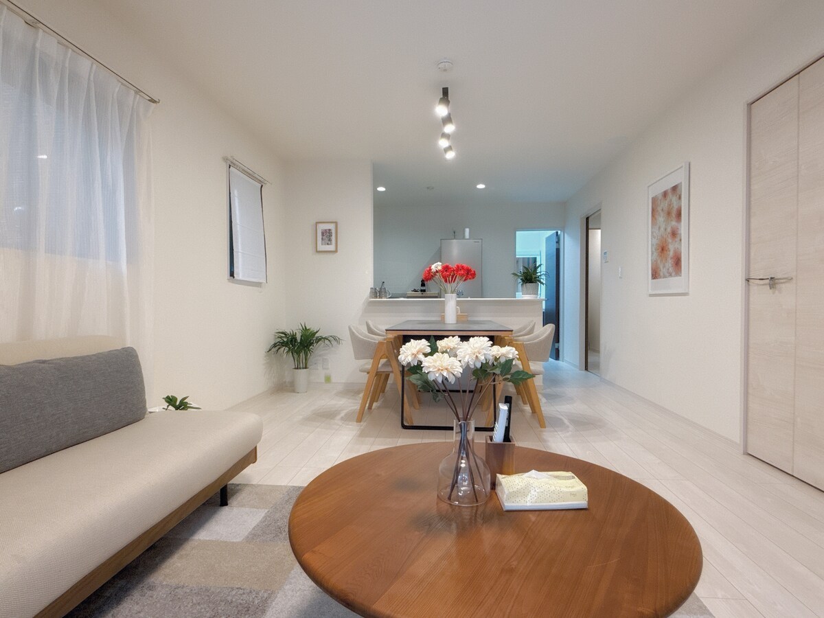 De woonkamer heeft een grote bank voor gasten om te ontspannen.Het hele huis is licht en schoon, met uitstekende verlichting en airconditioning.Comfortabel om overdag of 's nachts in te verblijven.De woonkamer is verbonden met de eethoek.De bank kan worden uitgeklapt tot een slaapbank wanneer er meer gasten zijn.