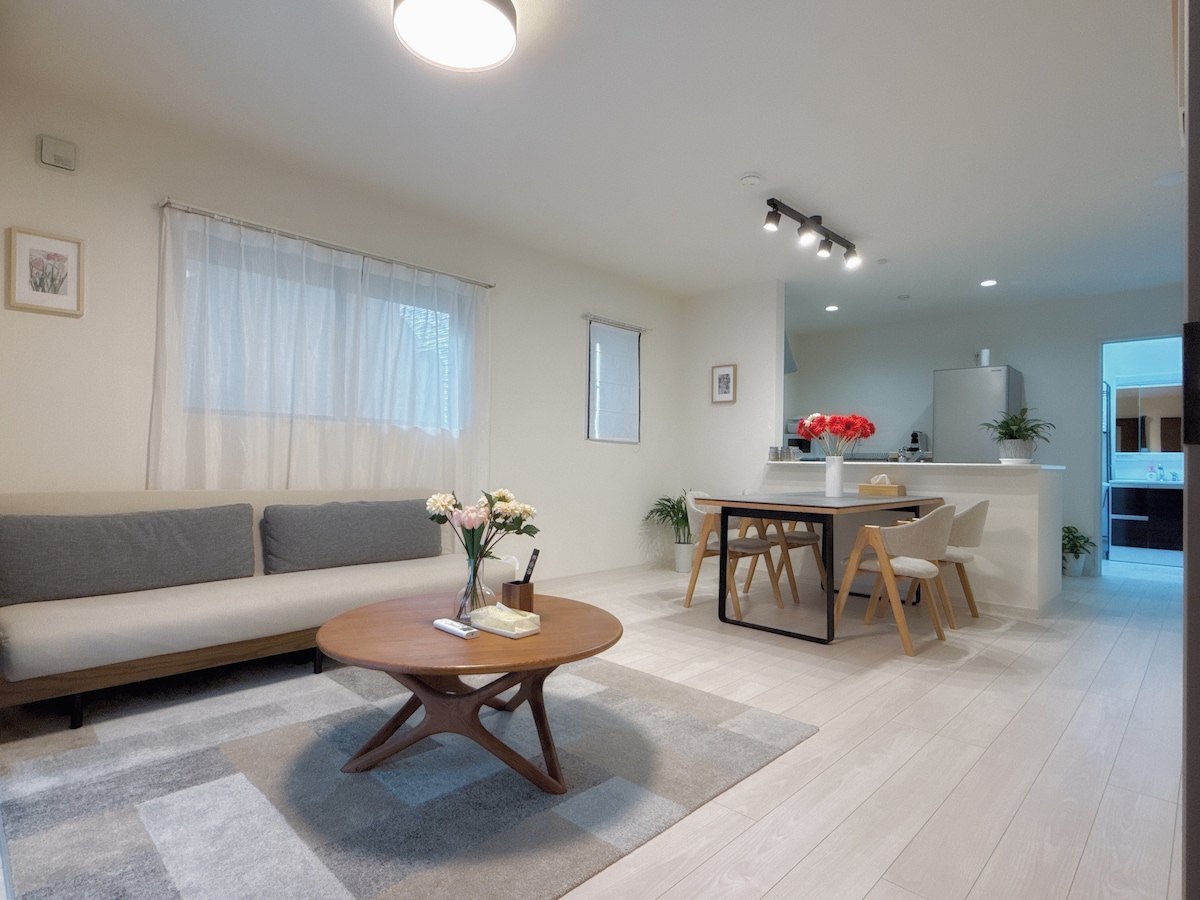 リビングには大きなソファがあり、ゲストがリラックスできます。窓はすべて明るく清潔で、照明がよく、エアコンが備わっています。昼夜を問わず快適に過ごせます。リビングルームの片側はダイニングエリアにつながっています。ゲストが多い場合は、ソファをソファベッドに展開できます。