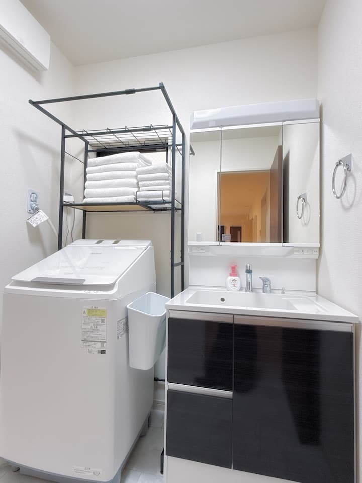 洗面台には基本的な洗面用品が用意されており、乾湿分離されています。多機能洗濯機には乾燥機能もあり、ゲストごとに洗濯するので清潔にご利用いただけます。