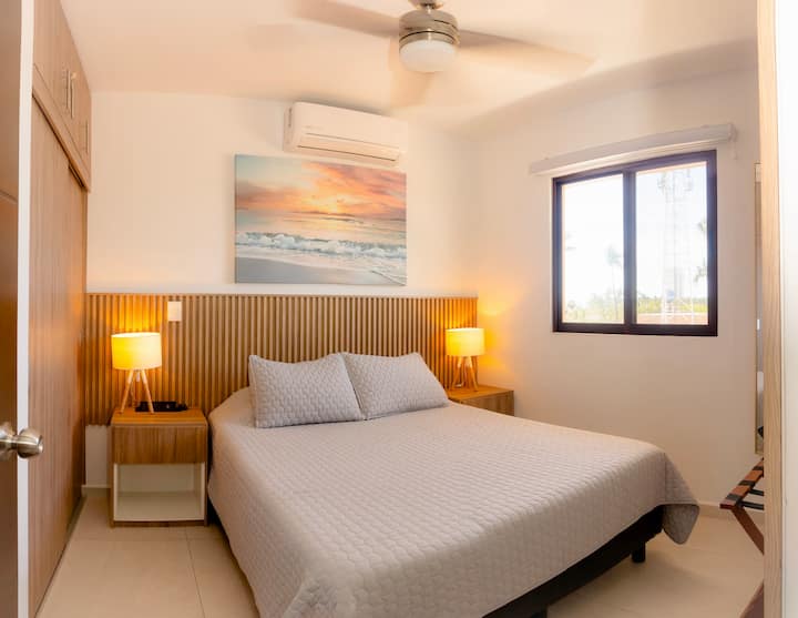 חדר שינה נעים עם מיטת קווין סייז, מושלם למנוחה וליהנות משינה רגועה כאילו הייתם בבית.