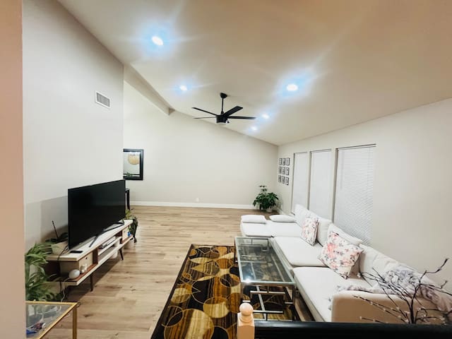 Entire Home: 2Bed 2Bath Sleeps 6, BBQ, Pool, Spa