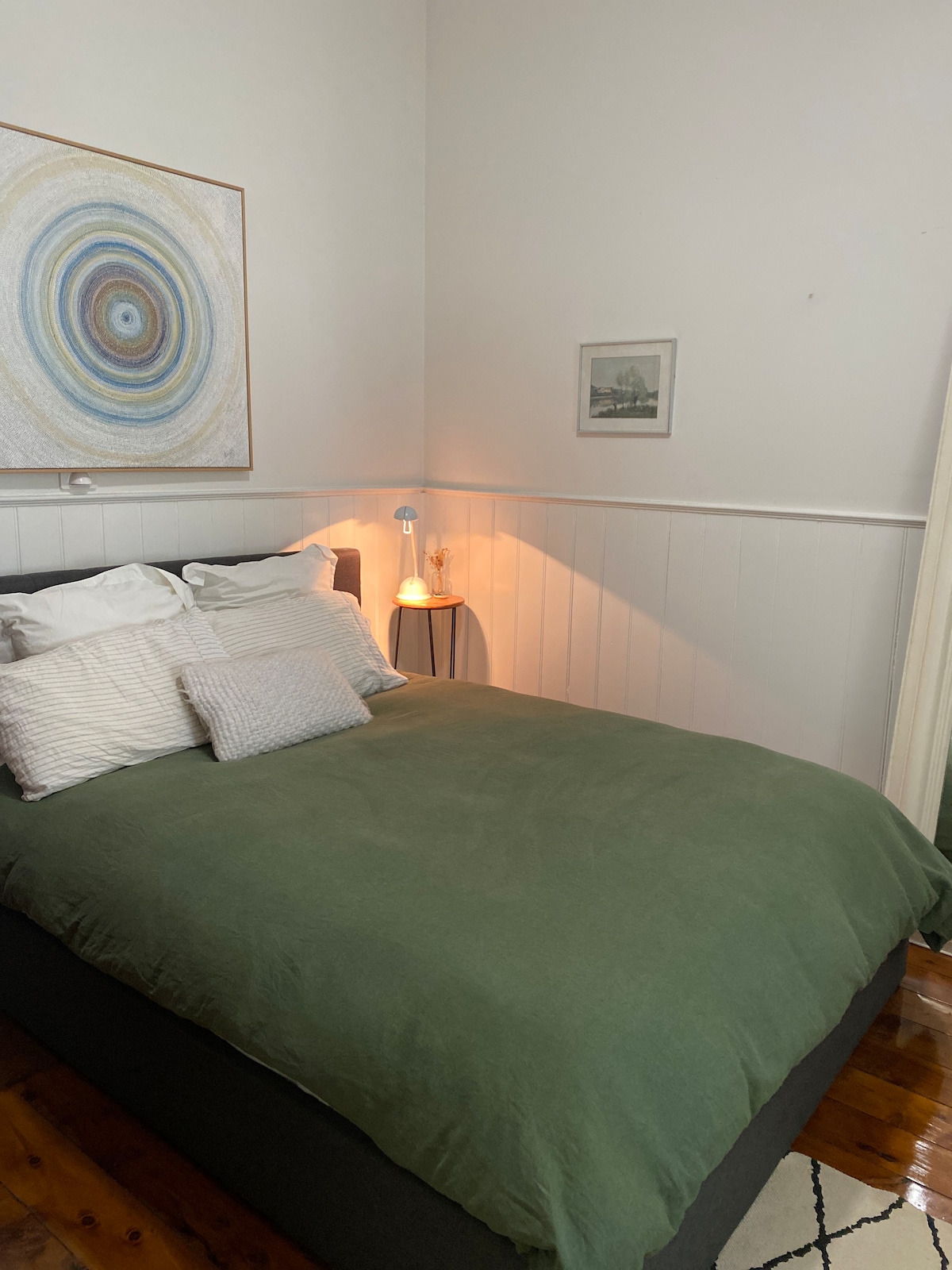 Закачалки за облека на задната страна на вратата и полица во гардероба без преклопена облека.