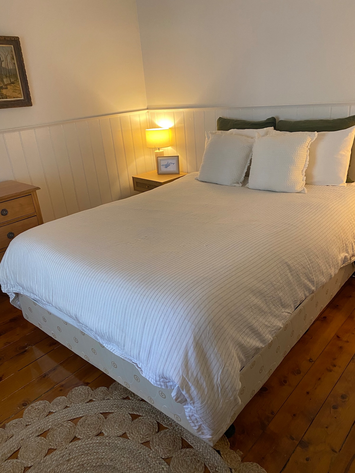 Облеката виси на задната страна на вратата, гардеробите се заклучени, а градите се достапни за друга облека.