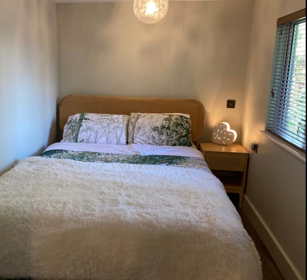 מיטת קינג סייז.
מצעים מכותנה מצרית
מעקה תלייה
אחסון