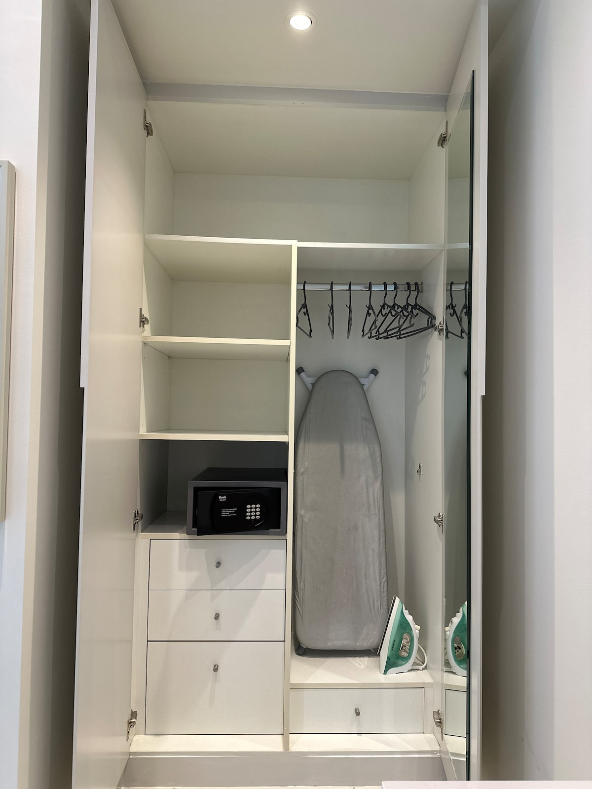 Top performing Airbnb: Guest Favorite Studio with Huge Private Terrace in Business Bay