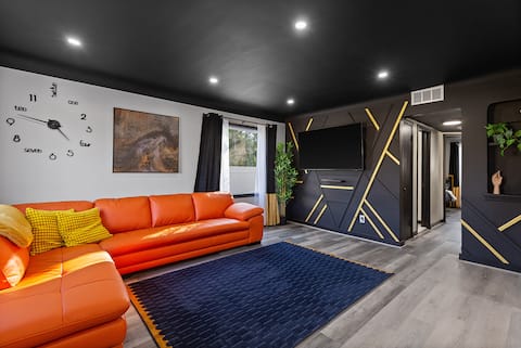 The Dark House With HotTub/TV in Rooms.