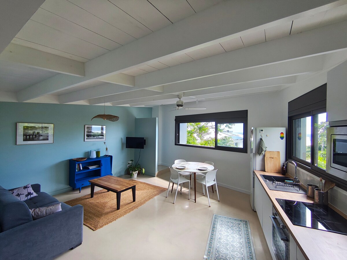 Top performing Airbnb: La Kaz Bleue. Proche Lagon - Quartier Pêcheurs in Saint Leu