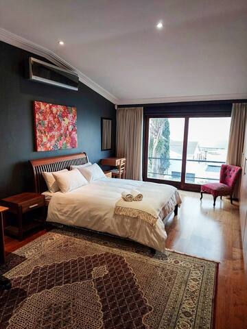 Spacious home in Green Point gallery image 4