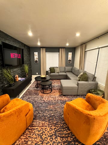 Paradise Villa with Private Pool 10 mins To Strip!