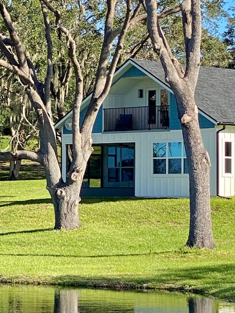 Serenity Cottage-Peaceful, Lakefront Escape