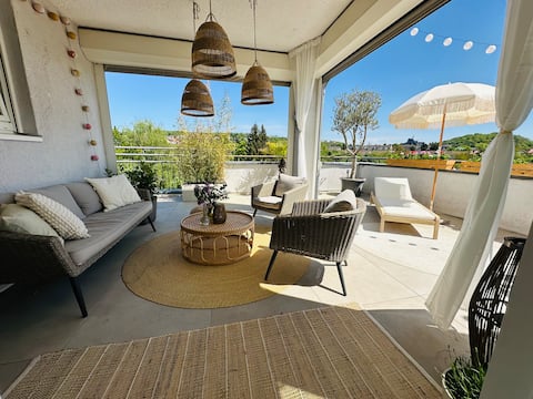 Penthouse Vibe: Urban Jungle & Panoramic Terrace