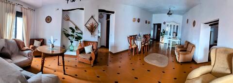 Anuncio de Airbnb popular: La Almazara (up to 12 pax) | Alpujarra View en Granada