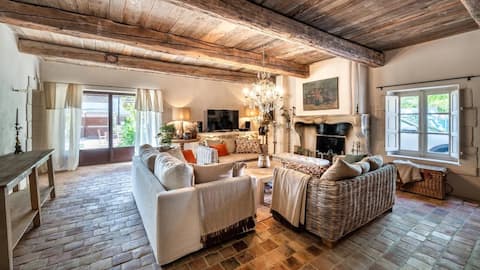 Charming house in the heart of a Provençal village
