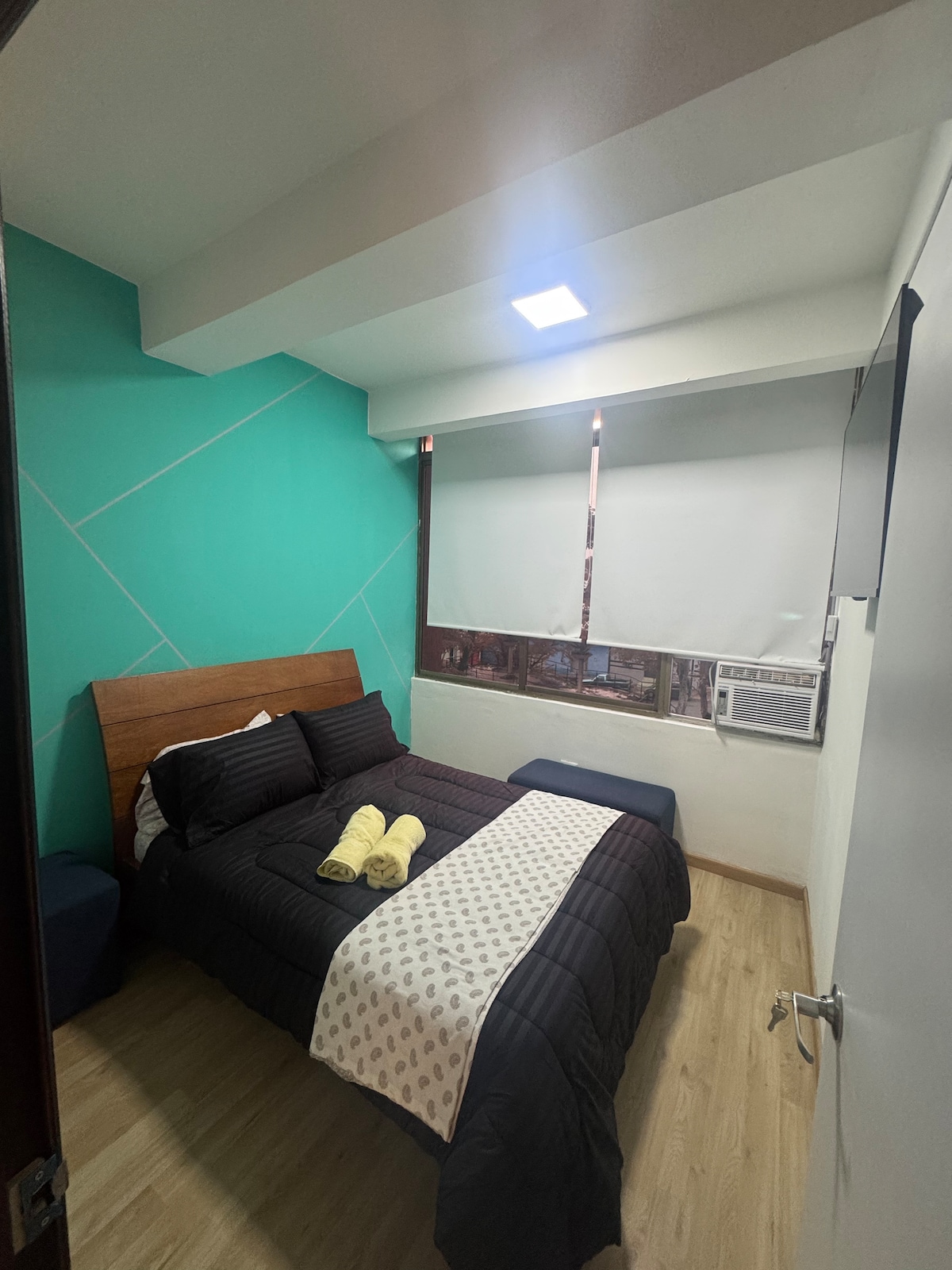 Spálňa 1 
Manželská posteľ so 43-palcovou inteligentnou televíziou 