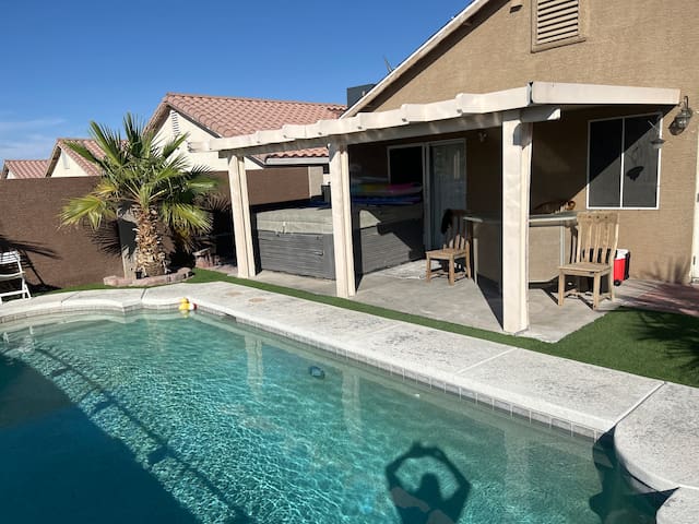 Million Dollar Poolside View of Las Vegas