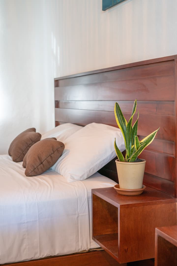 Легла с дървени табла