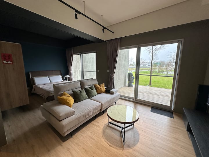 Sehemu hii imeunganishwa na "jiko", "sebule", "chumba cha kulala cha 1" kwa muundo ulio wazi (hakuna mapazia ya kuvuta, hakuna milango, hakuna vyumba)