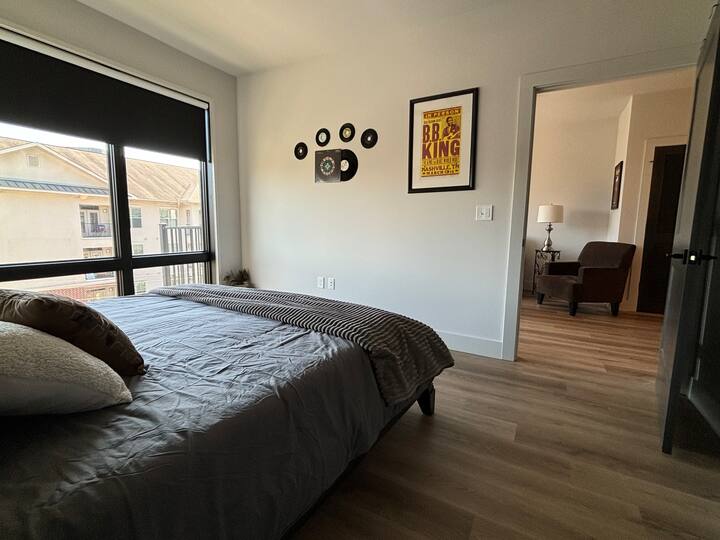 Голяма спалня в апартамент 1BR.