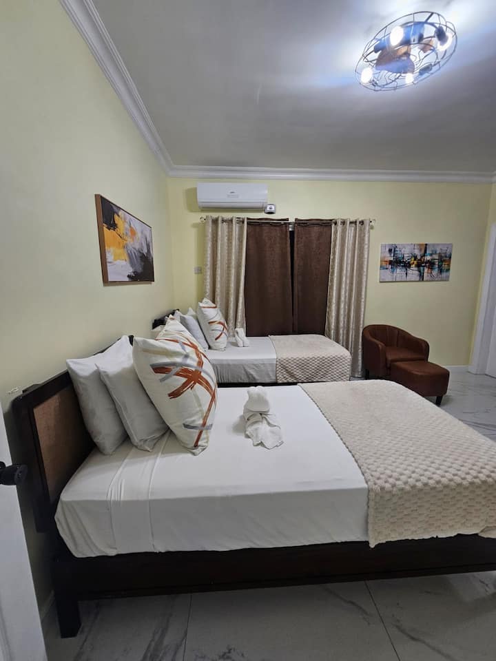 *Druga spavaća soba*
Prostrano, s vlastitom kupaonicom, ugrađenim ormarima s dovoljno prostora na policama i ladicama, Smart TV-om od 50” i velikim prozorima za uživanje u prirodnom svjetlu i pogledima na planine koji oduzimaju dah. 