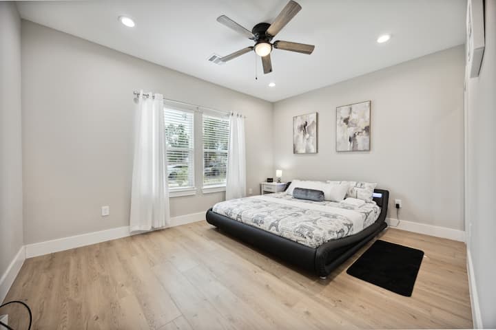 Užite si pobyt v tejto priestrannej hlavnej spálni so 14-palcovou luxusnou manželskou posteľou King s nastaviteľnou posteľou.