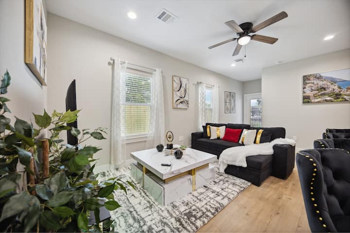 Oddýchnite si v príjemnej obývacej izbe s luxusným posedením a televízorom s plochou obrazovkou. Užite si kvalitný čas s blízkymi alebo si oddýchnite po dni strávenom objavovaním mesta.