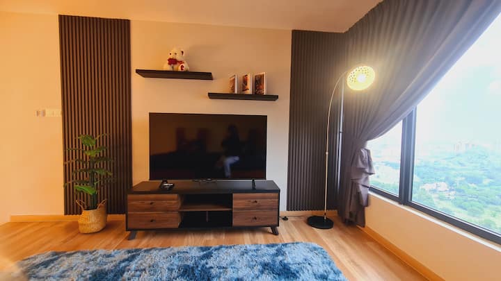 Можете да се насладите на гледането на любимите си канали чрез 55 - инчов смарт телевизор Hisense 