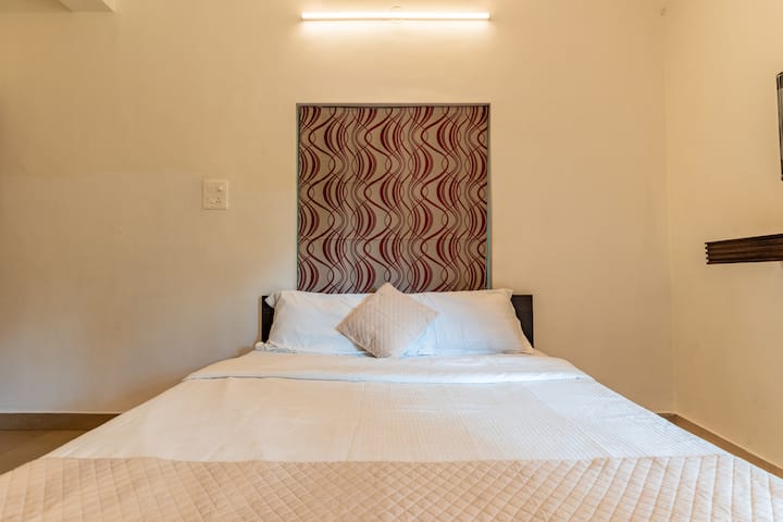 Bedroom 1 image 3