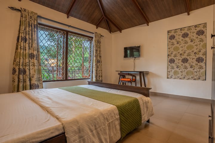 Bedroom 1 image 2