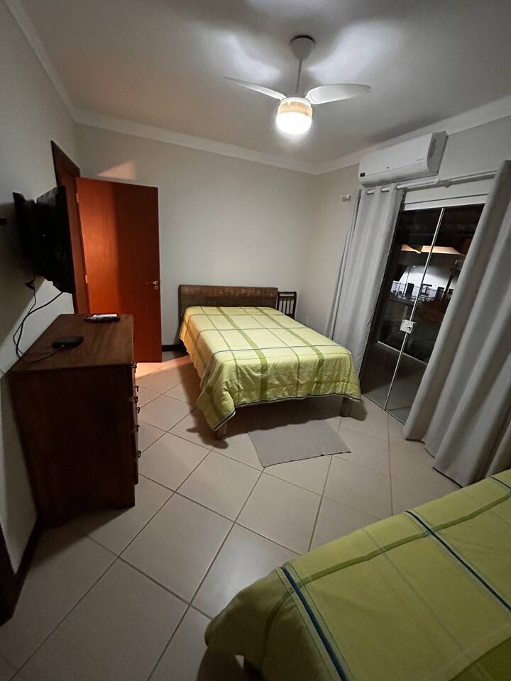 Apartman sa stropnim ventilatorima i klima-uređajem. TV u sobi s mnogo kanala na raspolaganju.