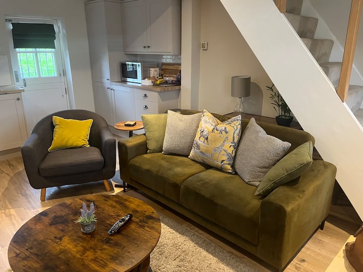 Idyllic Canalside Cottage In Village Centre - Leicestershire