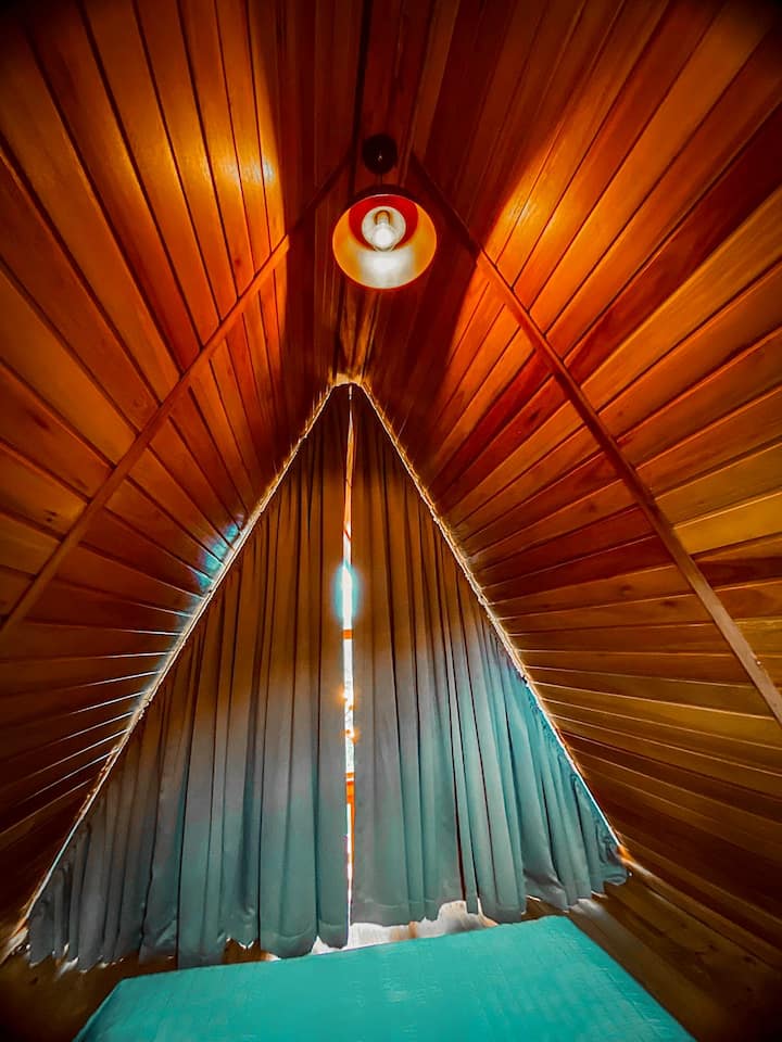 A cabana conta com cerca de 5 metros de altura e o quarto fica em um mezanino incrível. Descansar lá no alto é uma experiência e tanto 