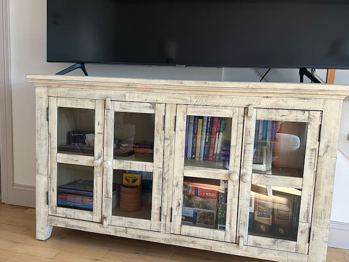 Libra, lojëra, karta, gjëegjëza, libra për ngjyrosje për të rritur dhe fëmijë për t 'u shijuar gjatë qëndrimit tënd! 