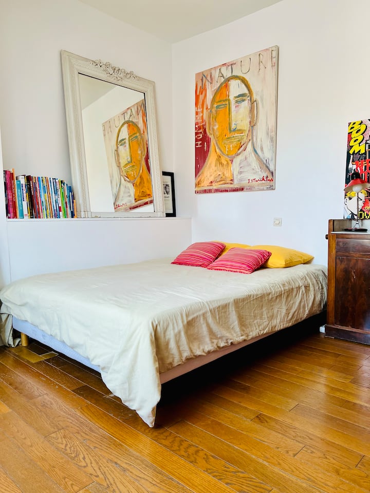 La cama matrimonial en el primer dormitorio