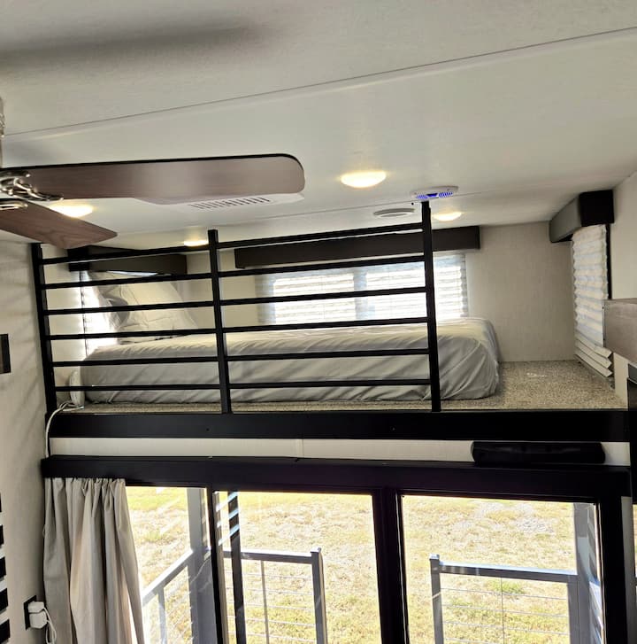 cama doble en loft desde una escalera
