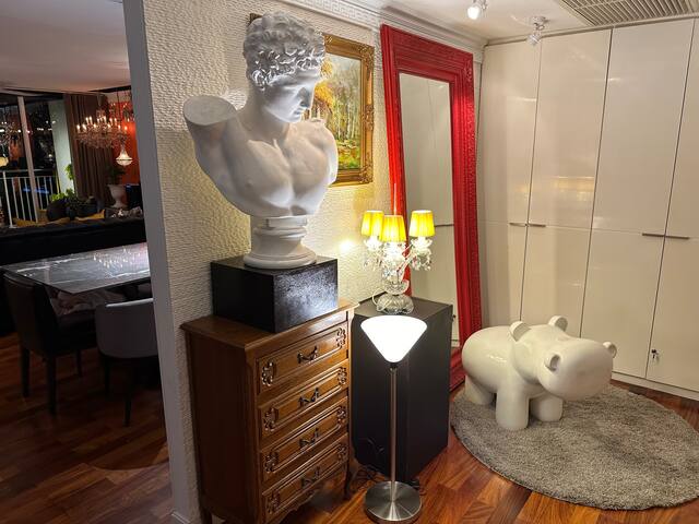 Grand Renaissance Splendor Cosy 3 Bedroom Apt gallery image 3