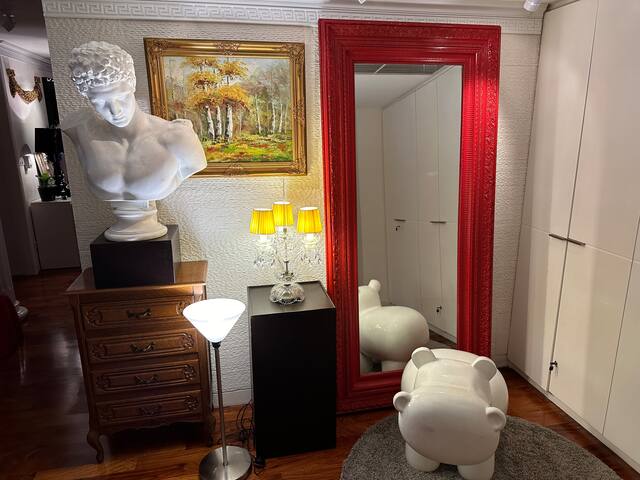 Grand Renaissance Splendor Cosy 3 Bedroom Apt gallery image 2